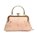 Bolso clutch retro rosa claro con asa dorada grabada y remaches de corazón - Rosa