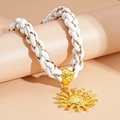 Dettaglio di una collana in corda intrecciata bianca con ciondolo a sole dorato martellato - Pendente Sole (Oro) / Oro