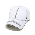 Détail de la casquette blanche en coton avec bande léopard et broderie Just Because - M (56-58cm) / Blanc