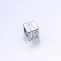 Perle cubique de 7mm en acier inoxydable argenté avec lettre K gravée pour bijoux - Lettre K