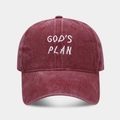 Detail der 'GOD'S PLAN' Stickerei auf gewaschener burgunderroter Baumwollkappe - Verstellbar / Burgunderrot