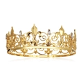 Detailansicht der goldenen Krone mit Fleur-de-lis-Muster und klaren Kristallsteinen - Gold