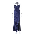 Detailansicht des dunkelblauen Satin-Halterkleids mit Taillenenteilung und hohem Schlitz - XS / Dunkelblau
