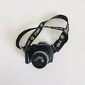 Schwarze Mini-Spielzeugkamera mit gelbem Smile-Lanyard für 17cm Plüschpuppen-Zubehör - Spiegelreflexkamera Modell / Passend für 17cm Puppen