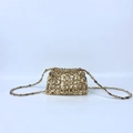 Detail einer handgefertigten Tasche aus goldenen Metallscheiben mit Crossbody-Kette - Gold