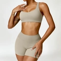 Minimalistisches khakifarbenes Yoga-Set für Damen mit Sport-BH und Radlerhose - S / BH + Shorts / Kamelbraun