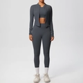 Dunkelgraues dreiteiliges Yoga-Set mit Reißverschlussjacke, Crop Top und Leggings - Graphitgrau