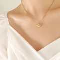 Collana con ciondolo a cuore in oro rosa su modella che mostra una catena minimalista da clavicola - 40+5cm / Oro Rosa (Corto 40+5cm)