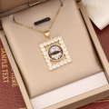 Detailaufnahme des 18K vergoldeten Evil Eye Anhängers mit Zirkonia auf Schmuckbox - Mehrfarbiges Auge Stil (7#)