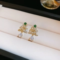 Vue détaillée des boucles d'oreilles sapin de Noël dorées avec perles et étoile - Tige en argent sterling 925/Alliage/Zircone/Fausse perle / Sapin de Noël doré avec perle et zircon (62#)
