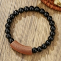 Bracelet rétro pour hommes en perles noires brillantes avec accent en bois rouge - Noir Brillant avec Arc en Bois Brun Rouge (ZJ15048)