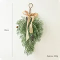 Decorazione natalizia da parete da 60cm con aghi di pino, pigne e fiocco in iuta - Festone Appeso In Vimini Di Salice Da 60 CM
