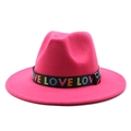 Détail du chapeau fedora en laine rose avec ruban noir brodé LOVE coloré pour hommes et femmes - Rose rouge