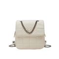 Détail du sac à dos en cuir matelassé crème avec chaîne argentée et fermoir coeur - Blanc Cassé