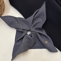 Elastico per capelli a righe grigio scuro con bottone metallico dorato vintage - Grigio Scuro a Righe