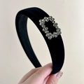Detalle macro de la diadema de terciopelo negro con hebilla rectangular de strass - Estilo Hebilla Strass Cuadrada