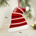 Ornamento a forma di cappello di Natale in metallo a strisce appeso a un pino - Cappello di Natale Rosso