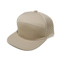 Detail der khakifarbenen Snapback-Kappe mit laserperforiertem Mesh und flachem Schirm - 56-58cm / Khaki