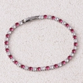 Zilveren tennisarmband met afwisselende rode en witte zirkoniasteentjes in zetting - Rozerode Armband-Platina