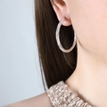 Grote zilveren gedraaide oorringen voor dames met een cirkelvormig getextureerd design - 20mm / Staalkleur