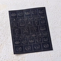 Stencil per unghie Halloween con motivi dorati di fantasmi e zucche su base nera - Stile Fantasma e Teschio di Halloween (LS-036)