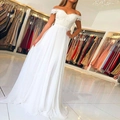 Elegantes weißes schulterfreies Hochzeitskleid mit Stickerei und Chiffonrock - US Größe 2 (S) / Elfenbein