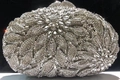 Detailansicht der silbernen Abendtasche mit floralem Strassbesatz und Metallgehäuse - Silber