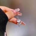 Dettaglio del ciondolo a volpe con pietra occhio di gatto e zirconi su catenina d'argento - Stile Argentato (F328)