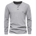 Dettaglio del tessuto a nido d'ape grigio chiaro e scollo Henley a tre bottoni da uomo - S / Grigio chiaro
