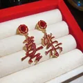 Boucles d'oreilles chinoises en cristal rouge avec pendentif Xi doré en coffret - Style Joie / Rouge