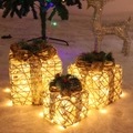 Set aus drei leuchtenden Weihnachtsgeschenken mit Juteschleifen und festlichem Kieferndekor - 3er-Set Mit Licht (E6568) / Weiß