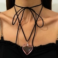 Gros plan du pendentif cœur rose translucide sur un cordon en velours noir ajustable - Pendentif Coeur Rose Transparent (Cordon Noir)