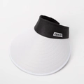 Détail de visière blanche à large bord avec bandeau noir et broderie CBAIQ fine - Réglable / Bord Blanc Sommet Noir