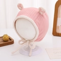 Nahaufnahme der rosa Strickmütze für Babys mit Hasenohren und praktischem Kinnriemen - 46-48cm (5-15 Monate) / Rosa