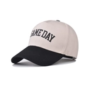Cappellino da baseball in cotone bicolore con stampa GAME DAY e cinturino regolabile crema - Regolabile / Beige/Nero (GAME DAY Nero)