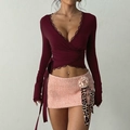Top corto bordeaux a maniche lunghe con scollo a V stringato, pizzo e vestibilità slim - XS / Borgogna