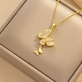 Collana a doppio ciondolo a farfalla dorata con gemme in una scatola regalo per gioielli - Farfalla Doppia di Lusso Leggera / Oro 18K / Oro