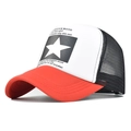 Dettaglio del cappellino trucker rosso, bianco e nero con pannelli in rete - Stella Rossa e Bianca
