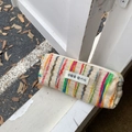 Détail de la pochette en tissu à rayures colorées avec étiquette tissée sur clôture - Trousse à Crayons Longue