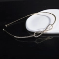 Diadema dorada elegante con lazo de diamantes sobre una superficie de espejo negro liso - Dorado (C7518)