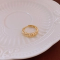 Detalle del anillo dorado de estilo vintage con circonitas brillantes y diseño trenzado - Abierto Ajustable / Dorado