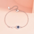 Bracciale in argento con occhio del diavolo e chiave su sfondo rosa pastello tenue - Argento