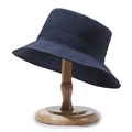 Sombrero de pescador azul marino en soporte de madera con ala ancha y costuras reforzadas - Ajustable / Azul marino
