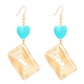 Détail de boucles d'oreilles spirales dorées avec pierre de turquoise en forme de cœur - Rectangle Spirale Or (5845)