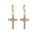 Dettaglio di orecchini a croce placcati oro 18K con pietre di zircone viola incastonate - Viola