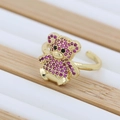 Anello aperto dorato con orsetto seduto in zirconi rosa su base in legno chiaro - Scarlatto
