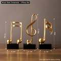 Set di 3 sculture di note musicali in resina oro opaco su basi quadrate nere - 7126j-0301 Set Da Tre Pezzi