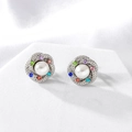 Orecchini a spirale in argento con perla bianca e sei strass colorati su sfondo di seta - Color Acciaio