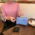 Borsa per cosmetici in velluto a coste blu con smiley ricamato tenuta da una donna - Grigio Blu Chiaro Sorriso (Grande)