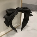 Primer plano de una diadema de satén negro con lazos multicapa y detalles de seda - Lazo de tres capas / Negro